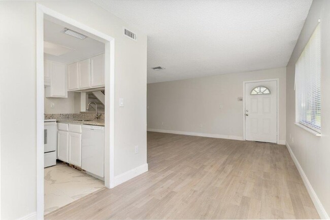 Building Photo - Lovely 2 Bedroom Condo Now Available - Pin...