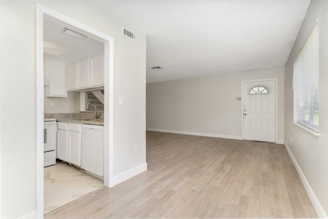 Building Photo - Lovely 2 Bedroom Condo Now Available - Pine Shadows Close to Valencia
