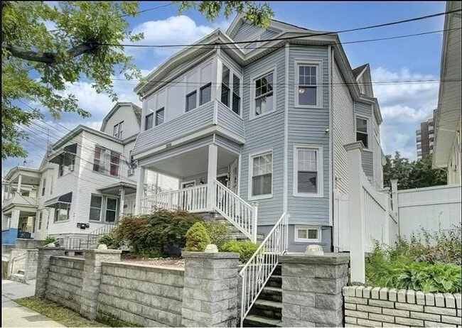 Building Photo - 206 Lawrence St