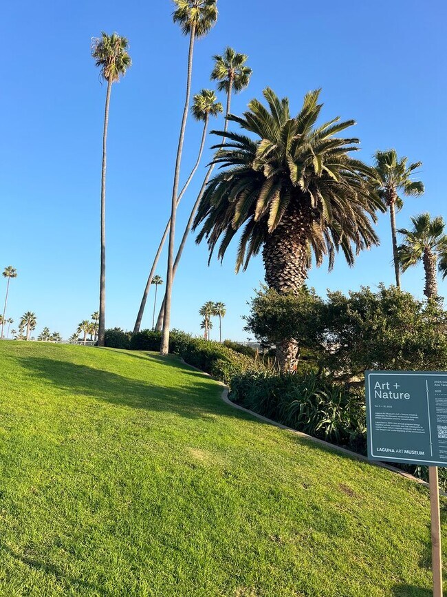 Building Photo - Laguna Beach Cottage Home 2 Bed 1 Bath