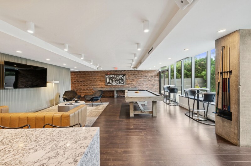 Building Photo - 938 W Lake St