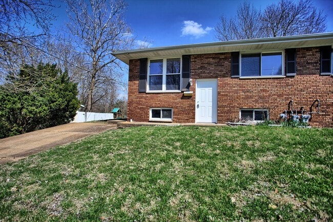 Building Photo - Completely Renovated 2 Bedroom Duplex in Collinsville - Great price and lots of space!