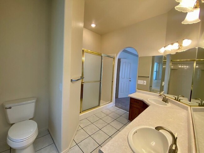 Building Photo - SPACIOUS HOME FOR RENT!