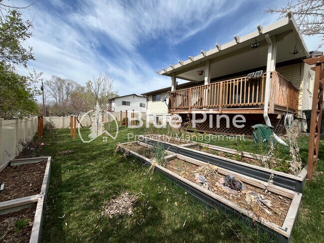 Building Photo - 1656 S Fairway Dr