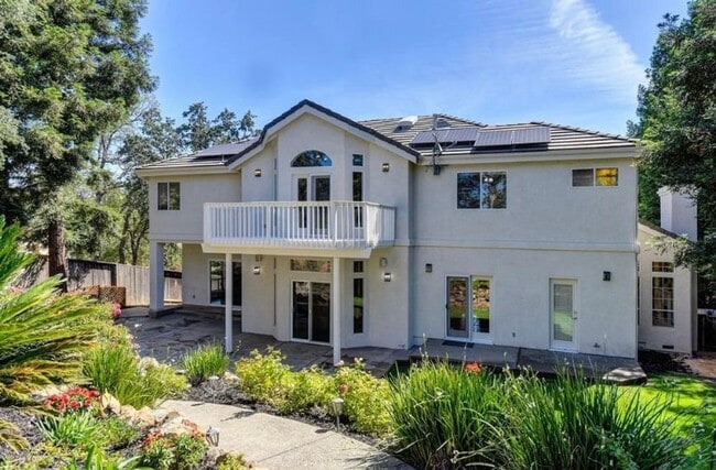 Building Photo - Luxury 4BR Home with Pool & Outdoor Kitche...