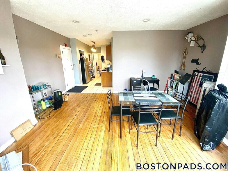 Building Photo - 879 Beacon St