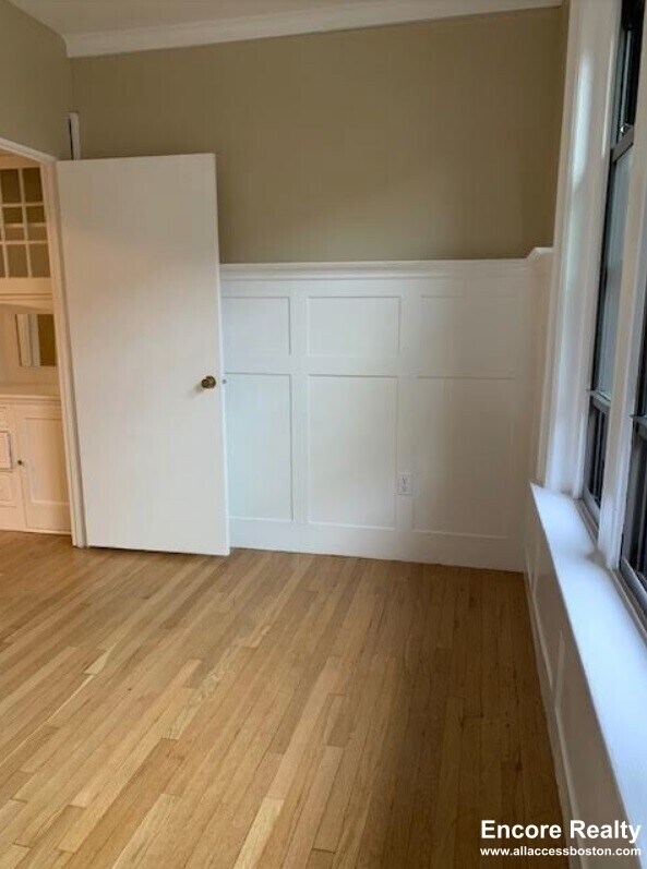 Building Photo - 448 Park Dr