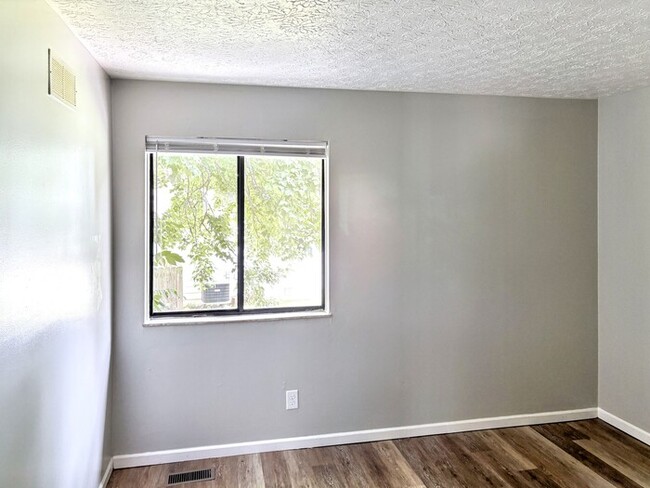 Building Photo - 5760 Ponderosa Dr