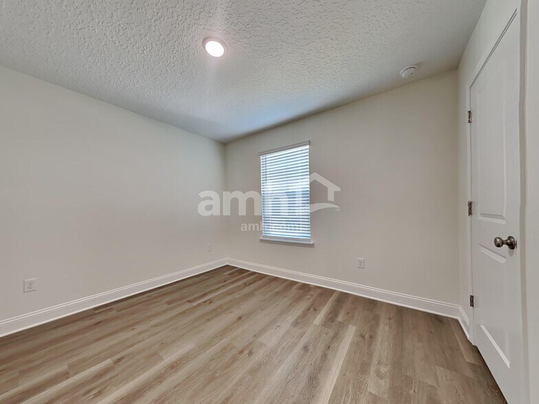 Building Photo - 11637 Hillside Dr