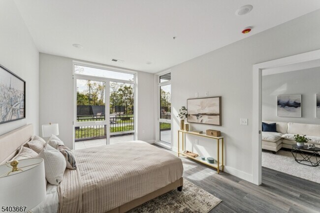 Building Photo - 140 W Webster Ave