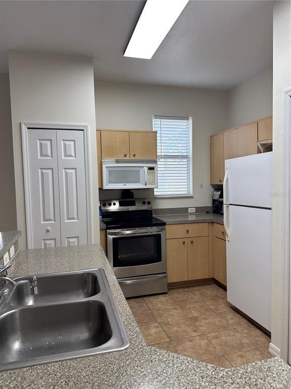 Building Photo - 1230 S Beach Cir
