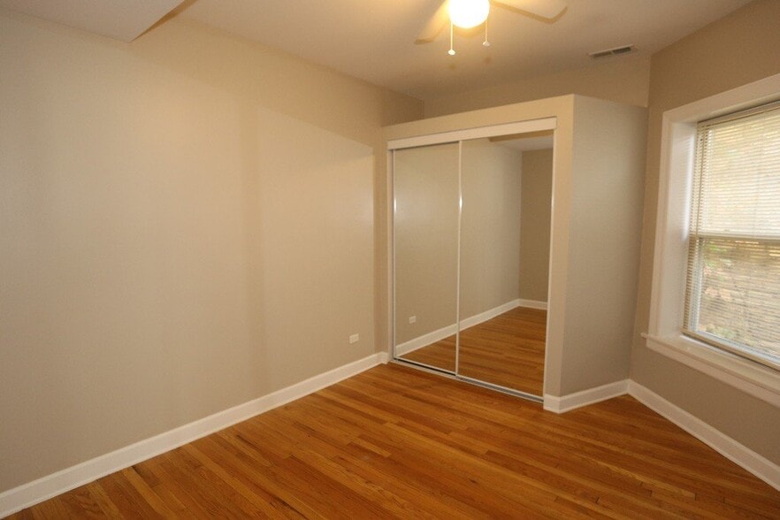 Building Photo - 5208 N Sawyer Ave