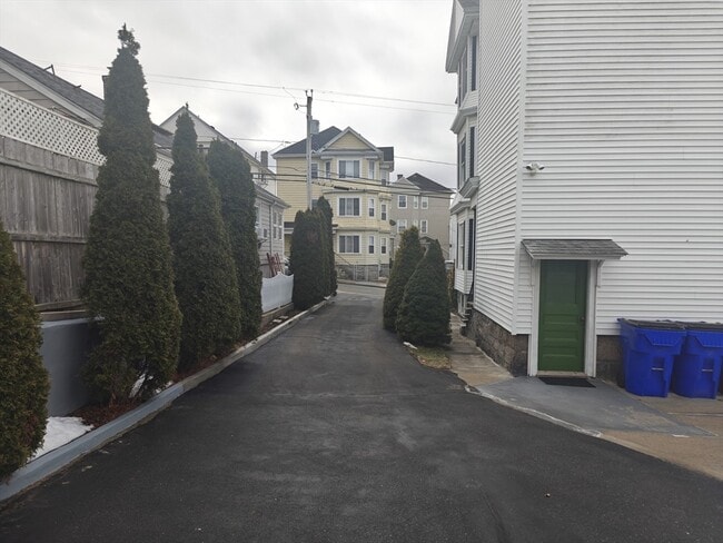 Building Photo - 452 Osborn St