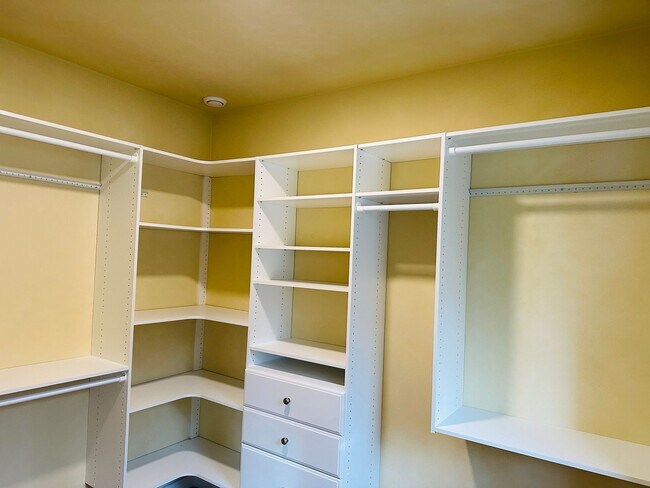 Building Photo - 605 Alderson Ave