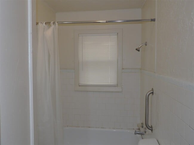 Building Photo - 1111 NW Andrews Ave