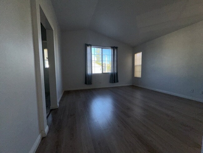 Building Photo - Charming 3 Bed, 3 Bath Home in Corona