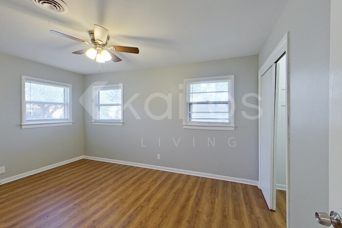 Building Photo - 5117 SW 16th Ave