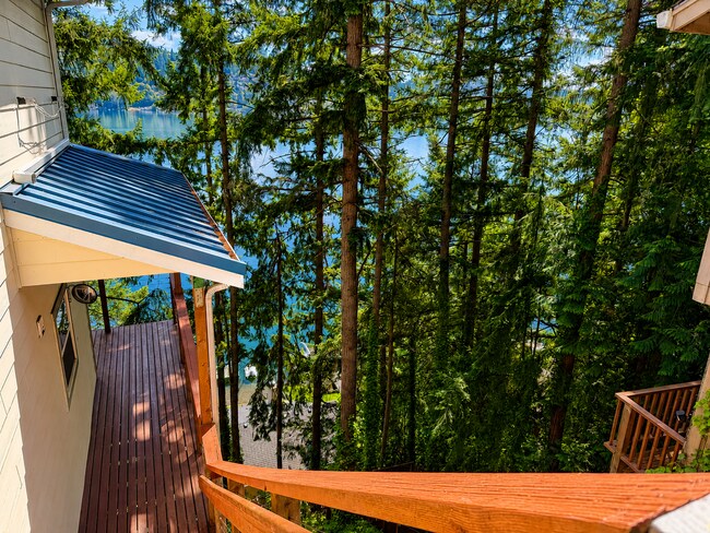 Building Photo - Elevated 2-Bedroom Home with Lake Sammamish Views