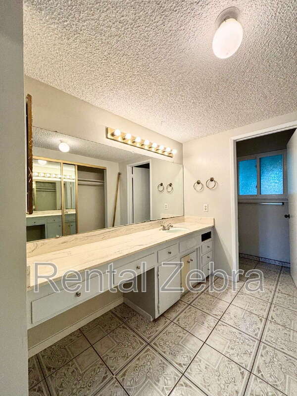 Building Photo - 3047 Bedford Dr