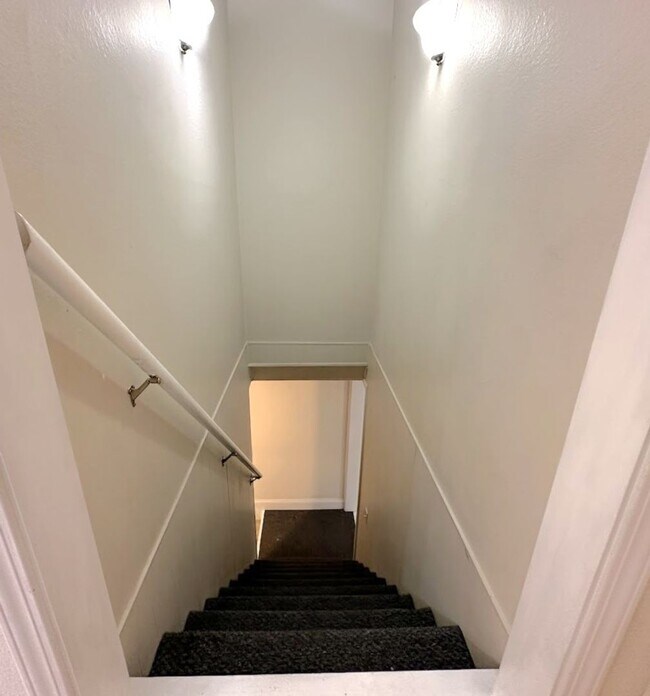 Building Photo - University Place 5 bedroom! Pet Friendly!