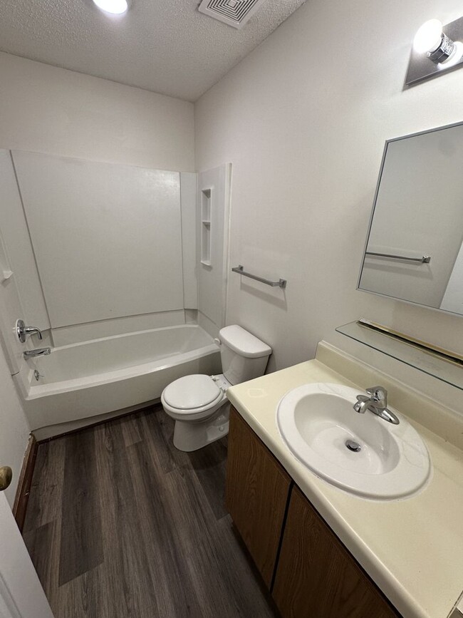Building Photo - 2 Bedroom 2 Bathroom Condo!