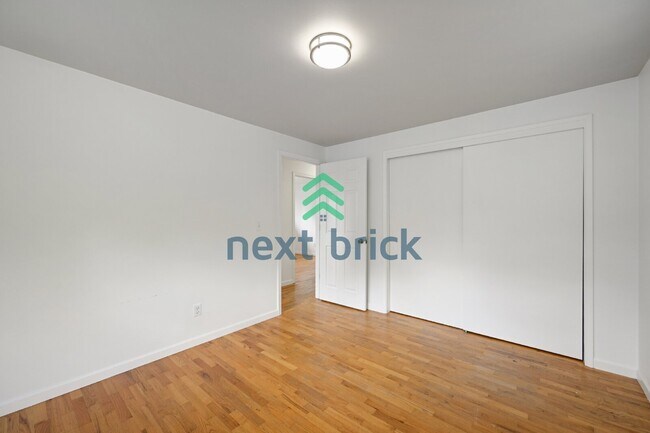 Building Photo - Charming 3-Bedroom Edmonds Home with 2 Full Baths and Spacious 1982 Sq. Ft. Living Space!