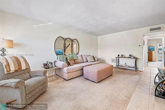 Building Photo - 2400 Lake Osborne Dr