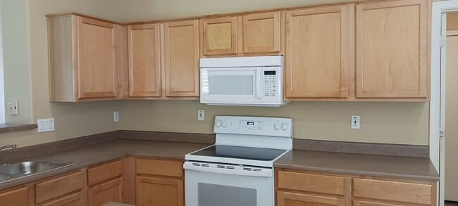Building Photo - Warm, Inviting 3 Bed / 2 Bath Home in Surp...
