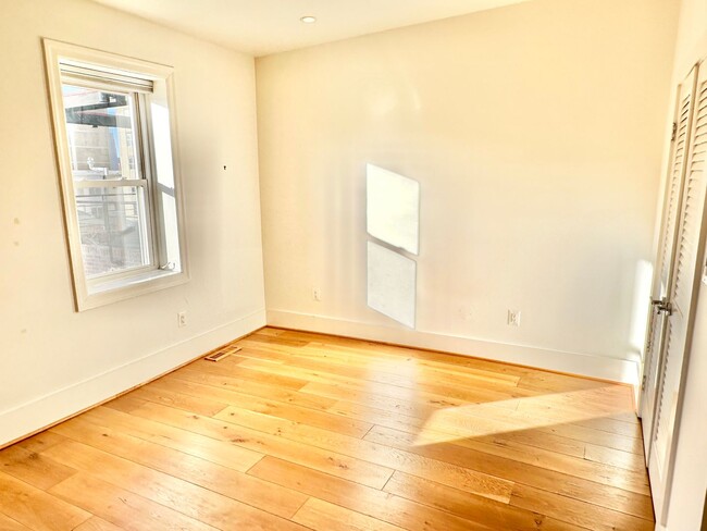 Building Photo - Dupont Diplomatic Modern Interior 2 Bed, 2...