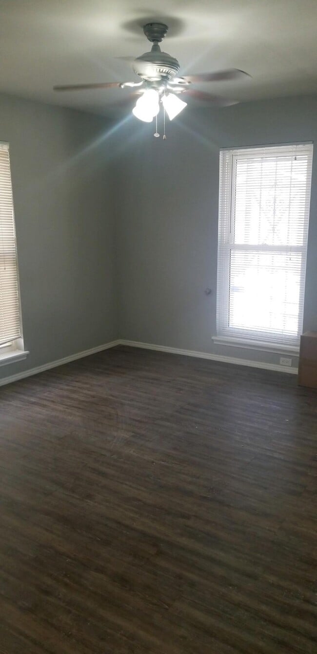 Building Photo - 3000 Wedgewood Dr