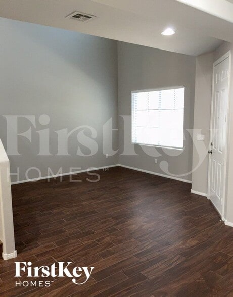 Building Photo - 1104 E Hammer Ln
