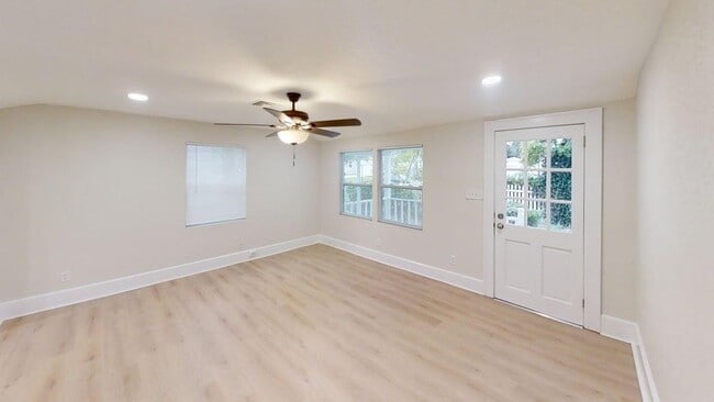 Building Photo - lovely 3/1 house with fence yard