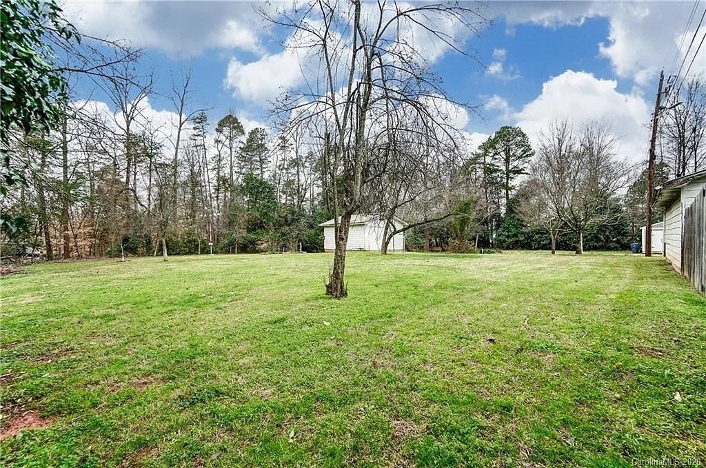 Building Photo - 10700 Forest Dr