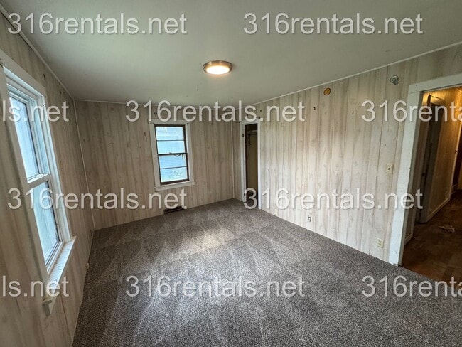 Building Photo - $999 - 4 bed 2 bath - Single Family Home