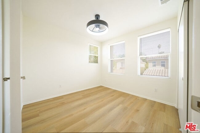 Building Photo - 121 Cancion Way