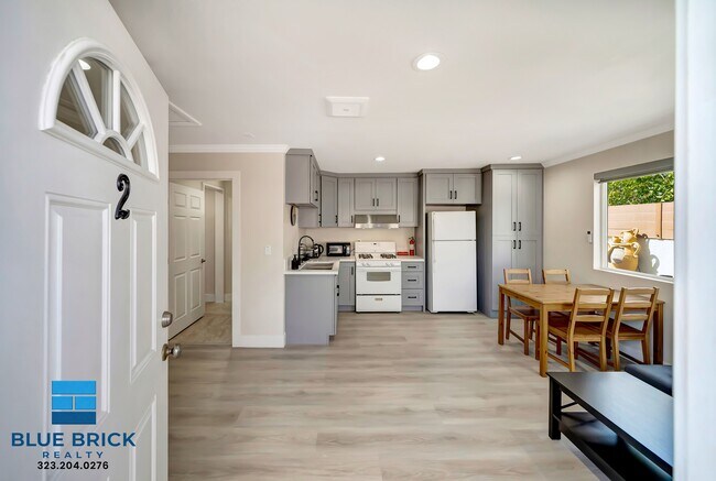 Building Photo - 5843 Vanalden Ave