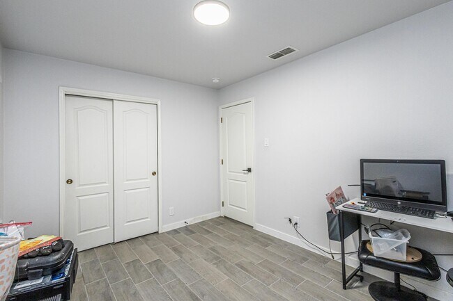 Building Photo - 5220 Feria Dr