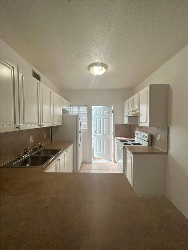 Building Photo - 1945 Calais Dr