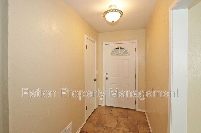 Building Photo - 2905 Salem Dr