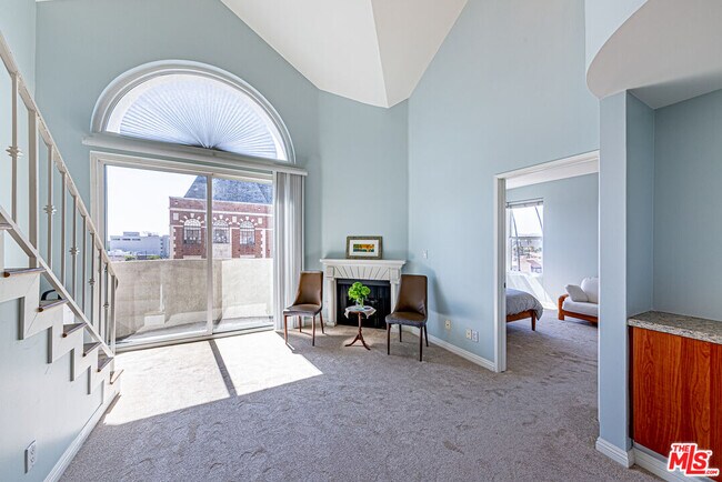 Building Photo - 620 S Gramercy Pl