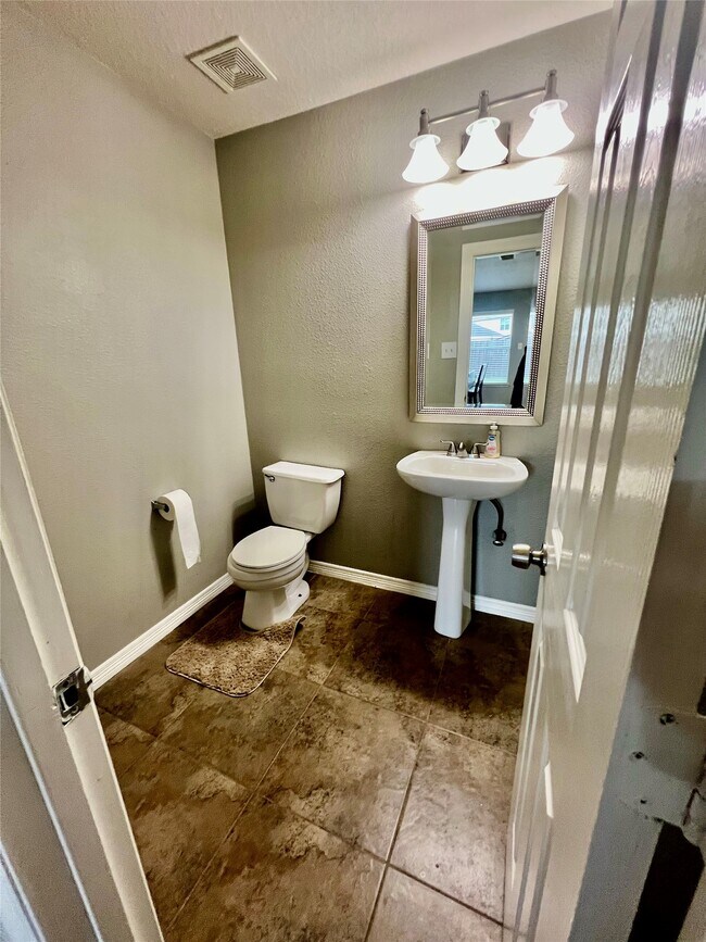 Building Photo - 9610 Serenata Ct