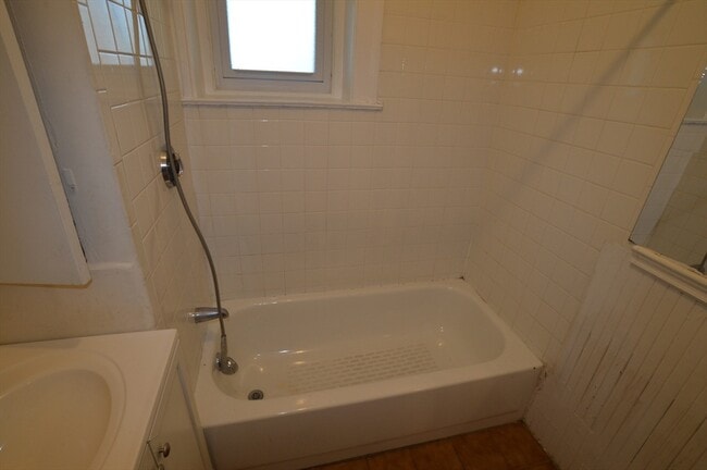 Building Photo - 15 Lynde St