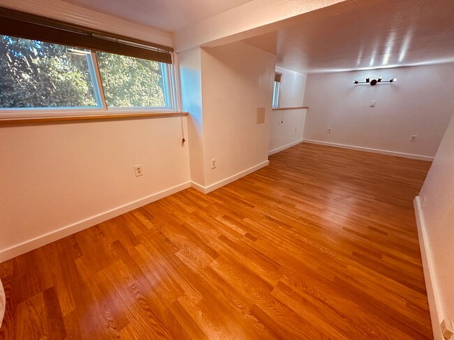 Building Photo - Charming 1-Bedroom in South Seattle