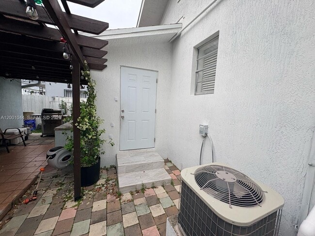 Building Photo - 314 SW 10th Ave