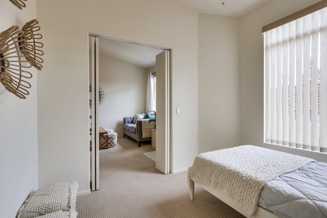 Building Photo - Beautiful Aliso Viejo Condo in the Seagate Colony-2/2