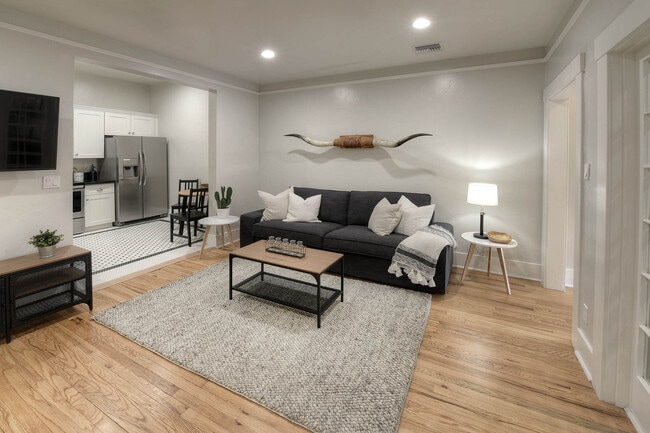 1BR, 1BA - 550SF - Living Room - San Carlos