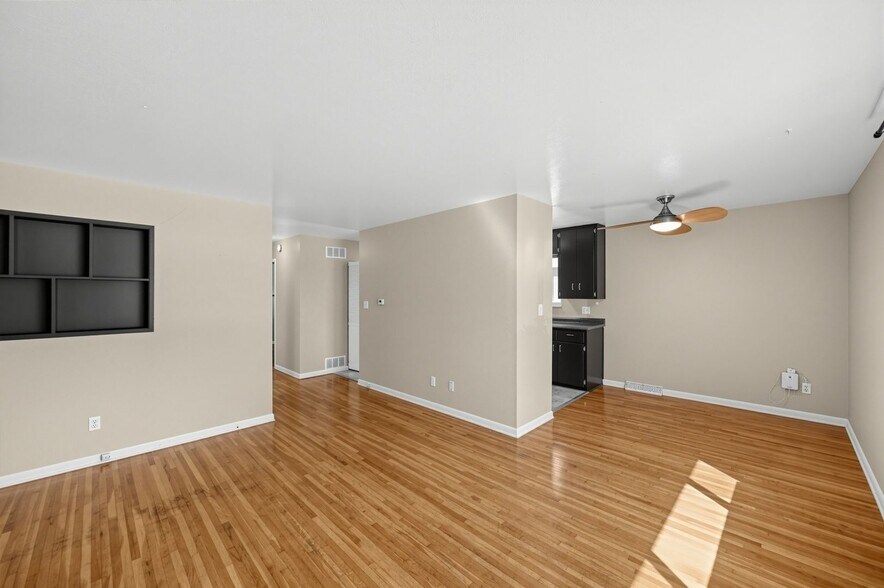 Building Photo - 1055 S Dale Ct