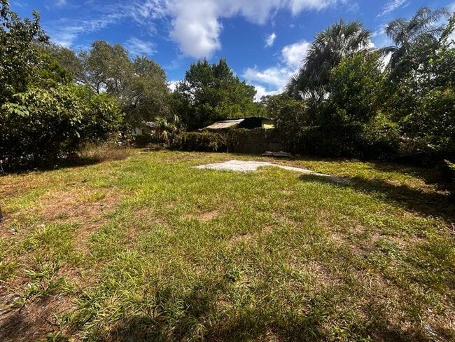 Building Photo - SECTION 8 ACCEPTED! Charming Tampa Home in Quiet Neighborhood – Convenient Central Location!