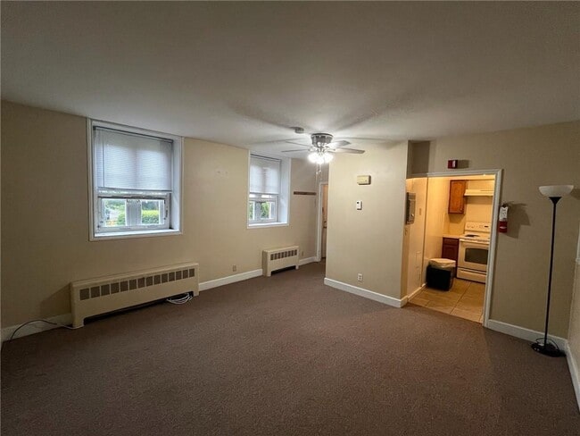 Building Photo - 362 Main St