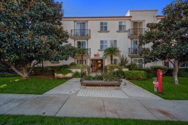 Building Photo - Stunning Remodeled Condo with Views in Banker's Hill